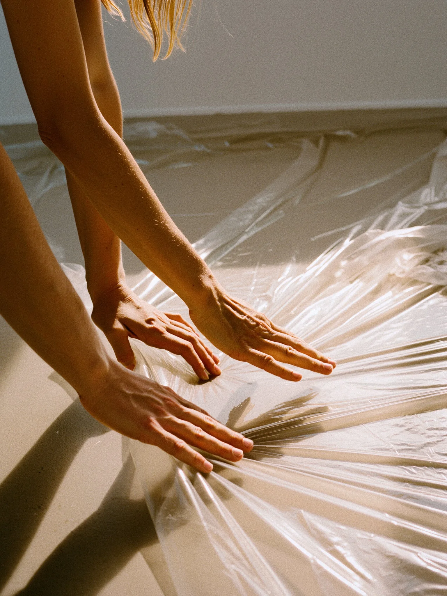 Zabezpieczcie podłogę folią