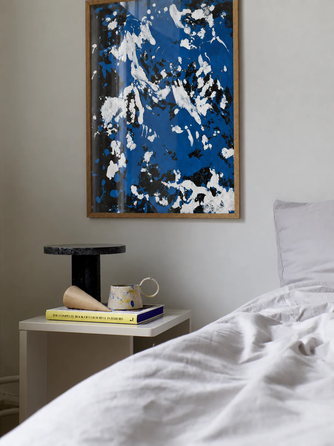 Bild im Raum — Blau, Weiß, schwarze Leinwand