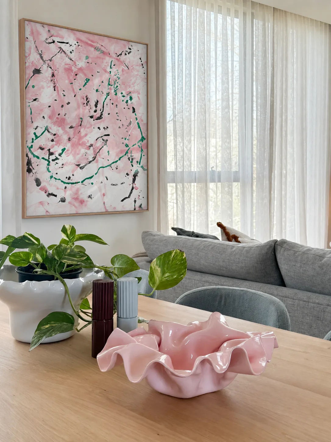Bild im Raum — Baby Pink, Schwarz, Grün, weiße Leinwand