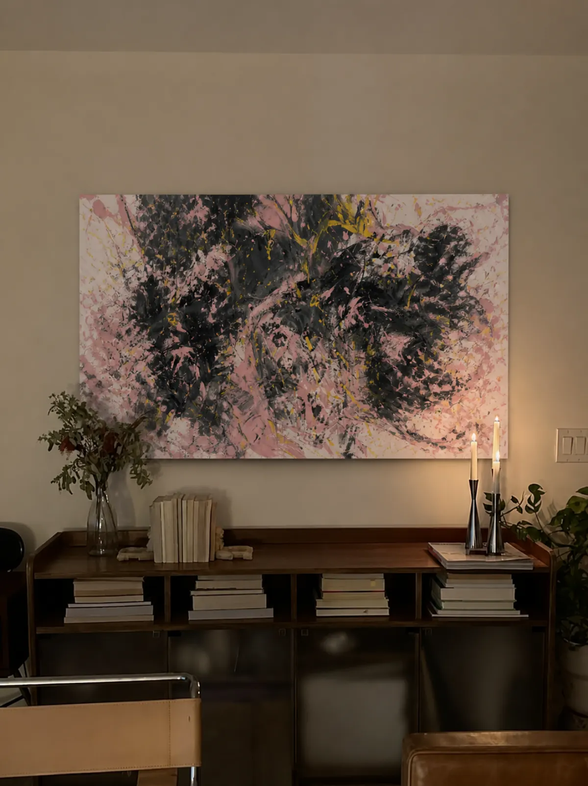 Bild im Raum — Baby Pink, Schwarz, Gelb, weiße Leinwand