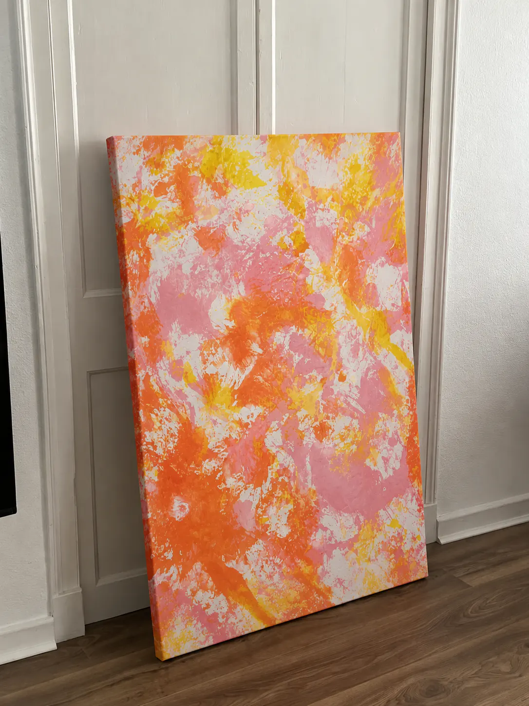 Bild im Raum — Baby Pink, Orange, Gelb, weiße Leinwand