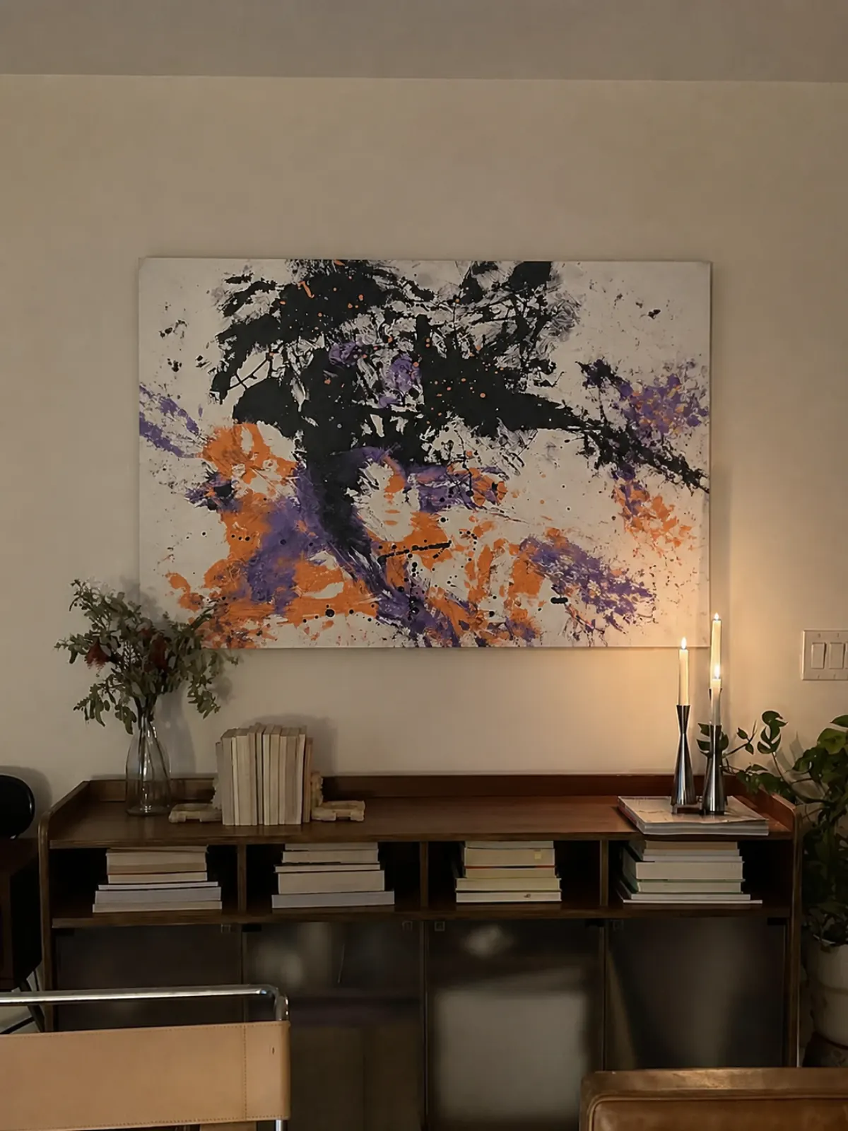 Bild im Raum — Schwarz, Lavendel, Orange, weiße Leinwand